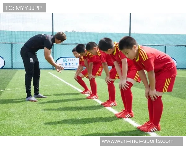 足球明星亲自教球技巧,揭秘职业球员训练秘诀与进阶训练方法 足球明星亲自教球技巧,揭秘职业球员训练秘诀与进阶训练方法